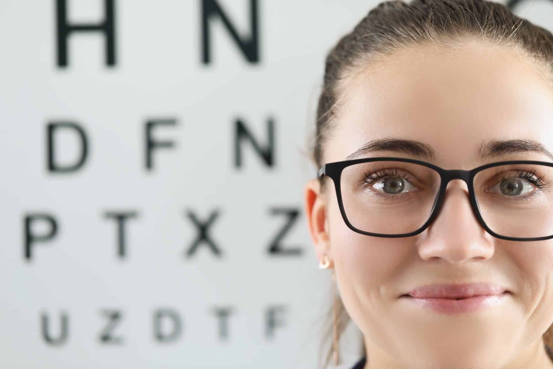Which Signs Indicate That a Person May Need to See an Eye Doctor